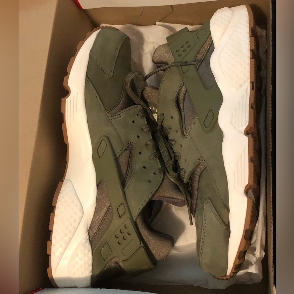 Men’s Nike Air Huarache (Olive color)